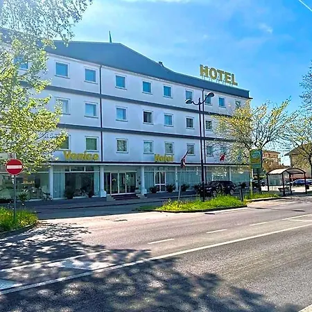 ホテル Venice Con Colonnine Elettriche 3*